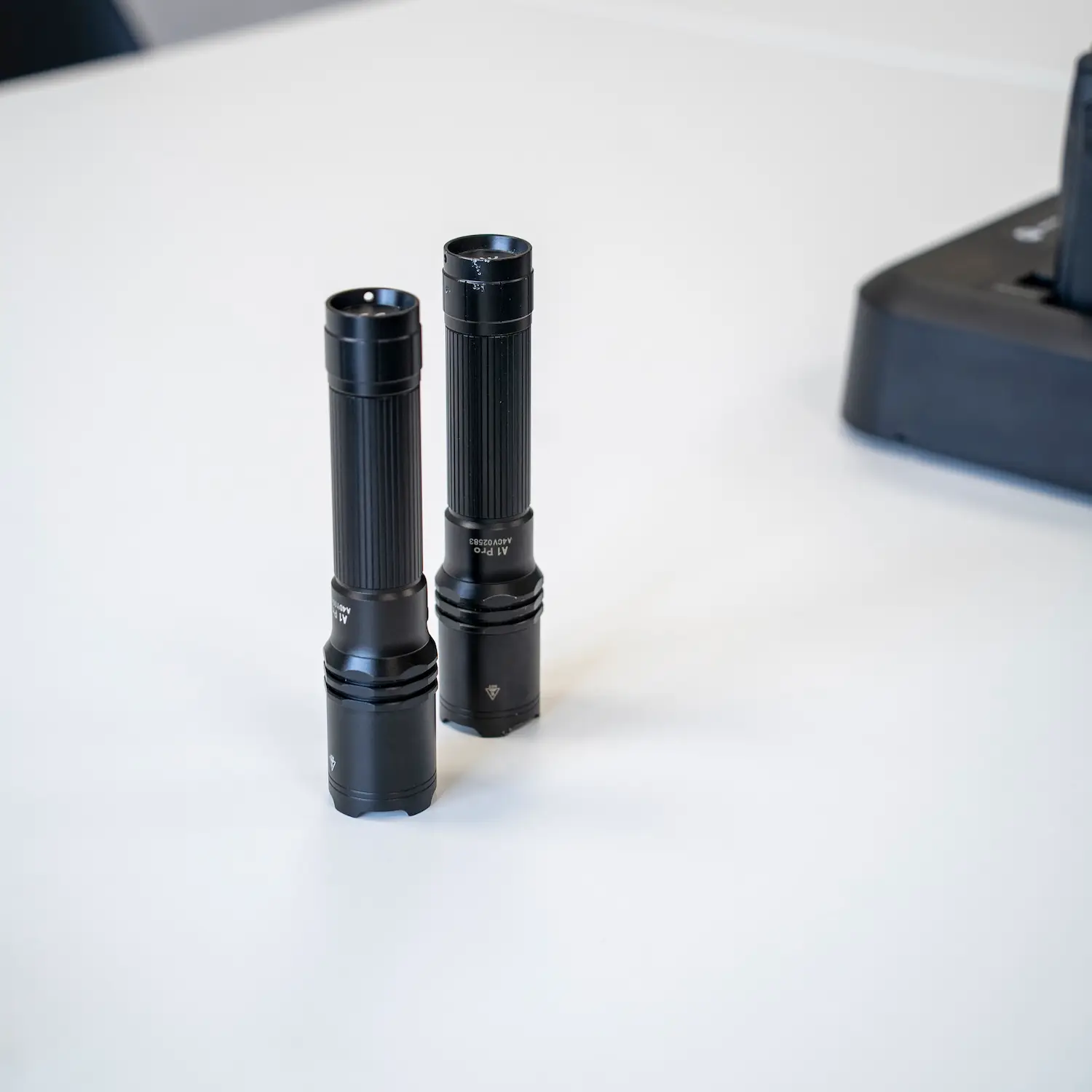 Zwei Einsatztaschenlampen von security reasons auf einem Tisch