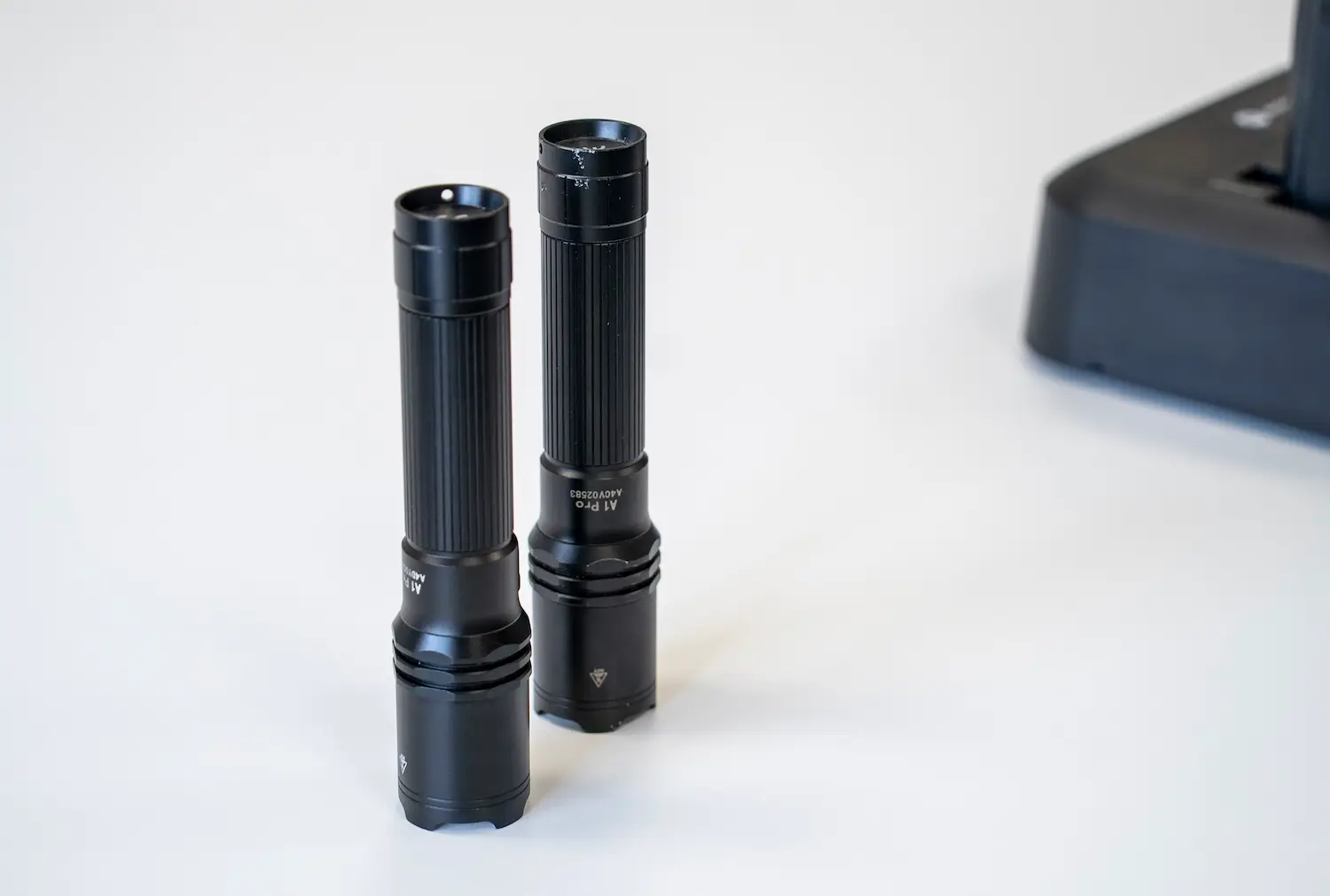 Zwei Einsatztaschenlampen von security reasons auf einem Tisch