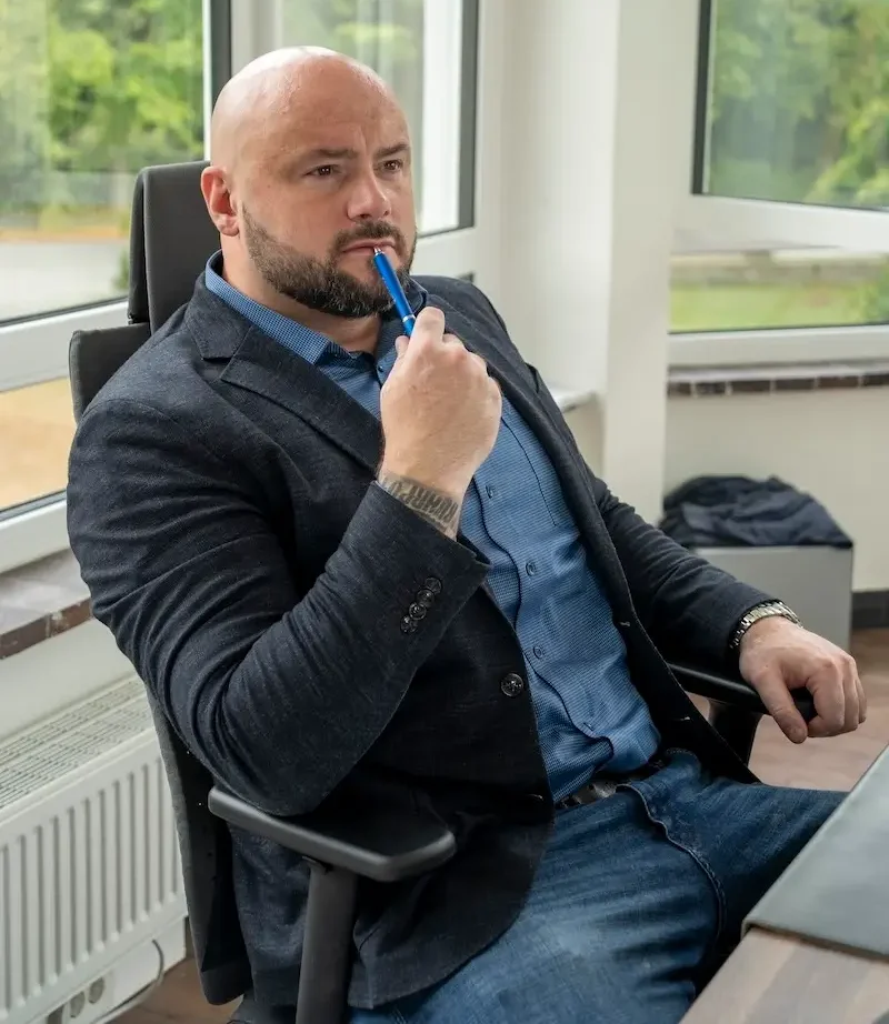 Stefan Flohr, Geschäftsführer von security reasons, an seinem Schreibtisch