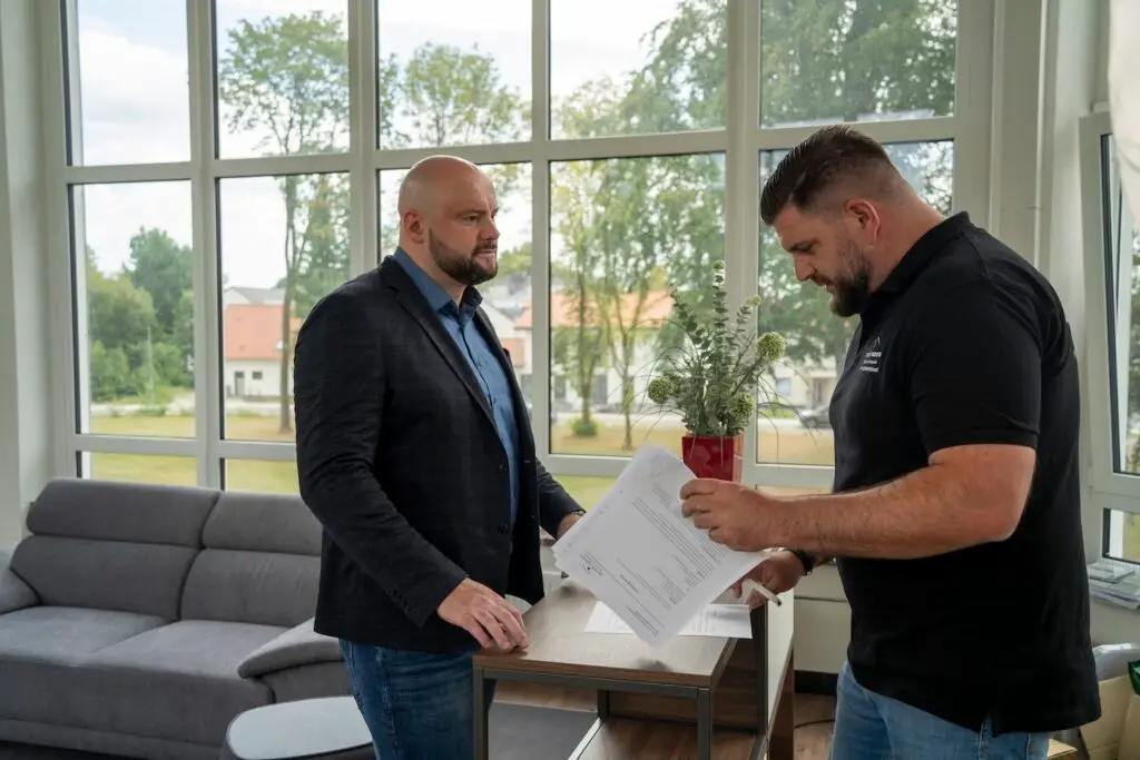 Stefan Flohr und ein Mitarbeiter von security reasons prüfen ein schriftliches Angebot
