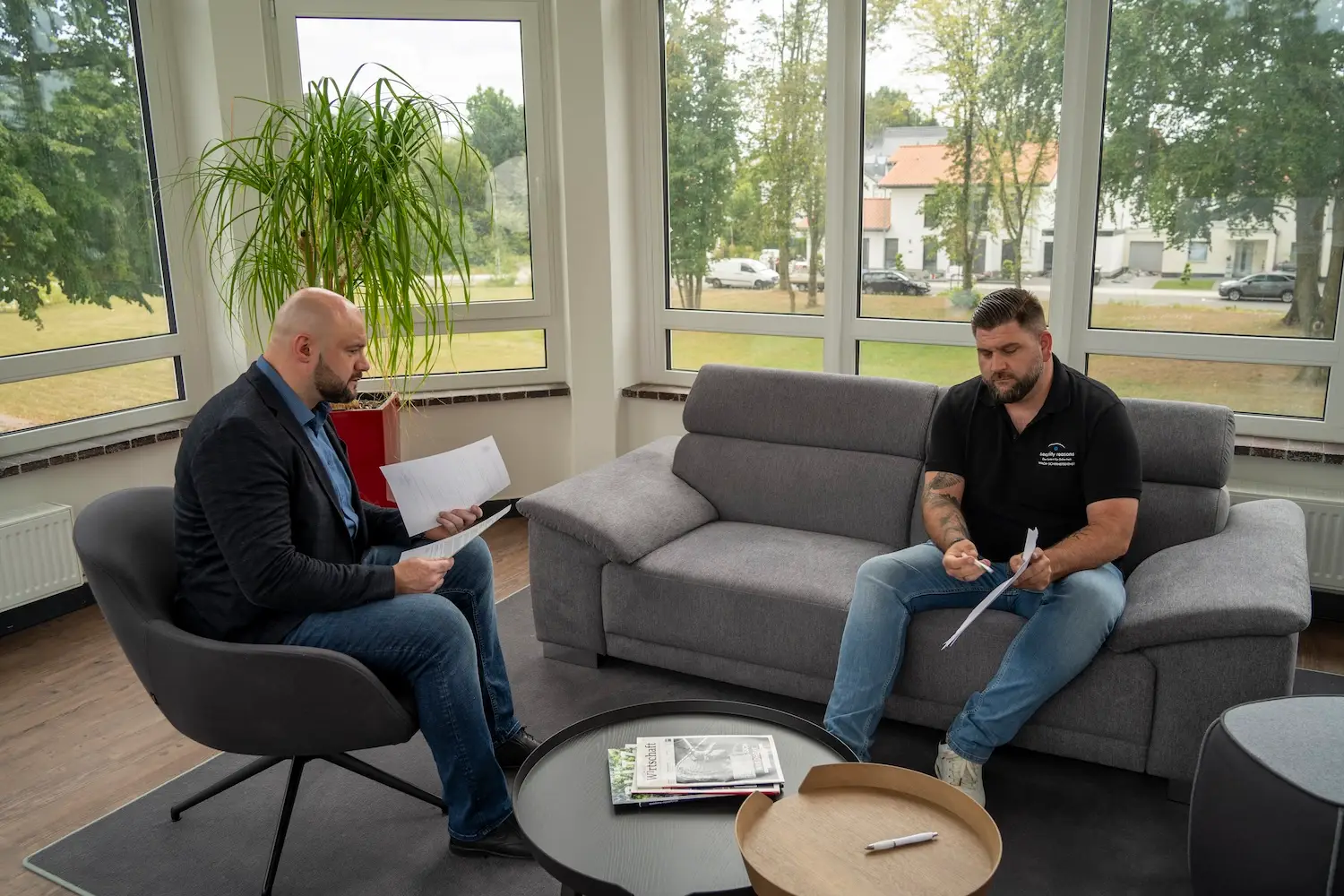 Stefan Flohr bespricht mit einem Mitarbeiter von security reasons ein Angebot