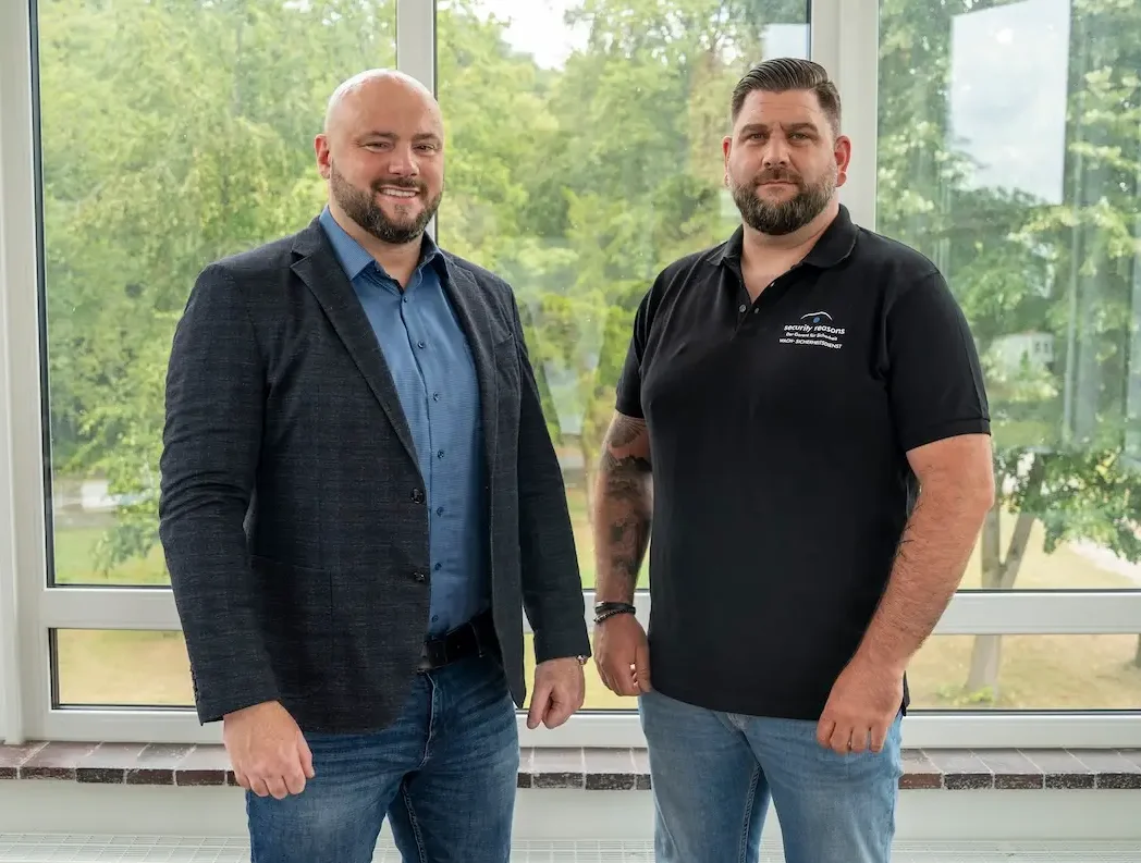 Stefan Flohr und ein Mitarbeiter von security reasons im Büro in Bad Lippspringe